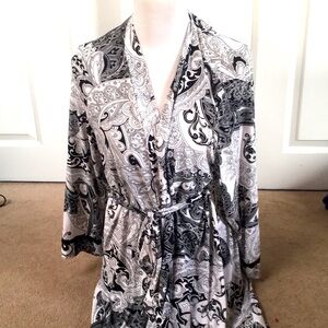 Beautiful Black & White Paisley Print  3/4 Length Wrap Robe